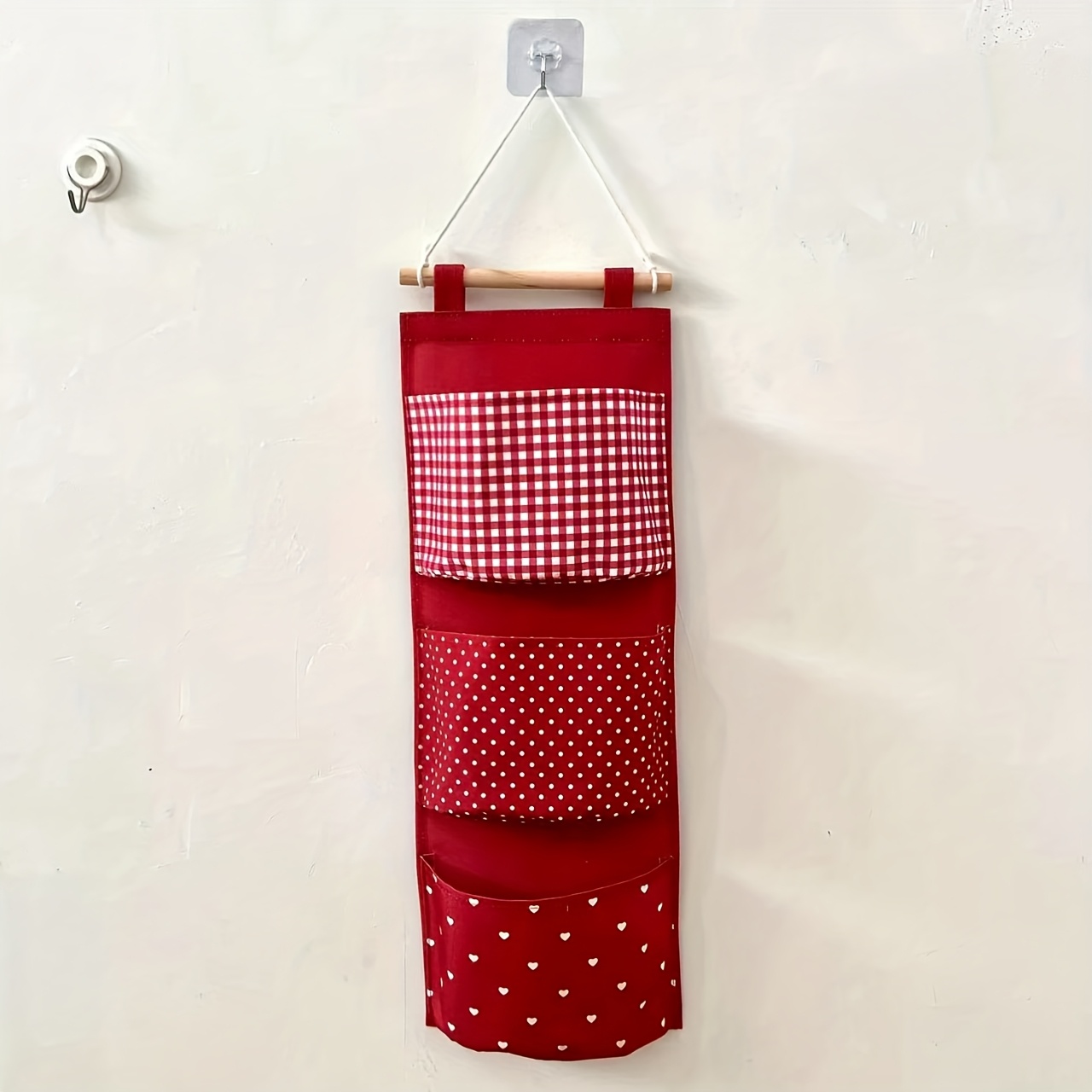 E-shop Eine Einzelpackung Wandmontierte Tasche für die Tür, mit einem dreilagigen Multi-Element-Design. Diese faltbare Stoffaufbewahrungstasche ist für
