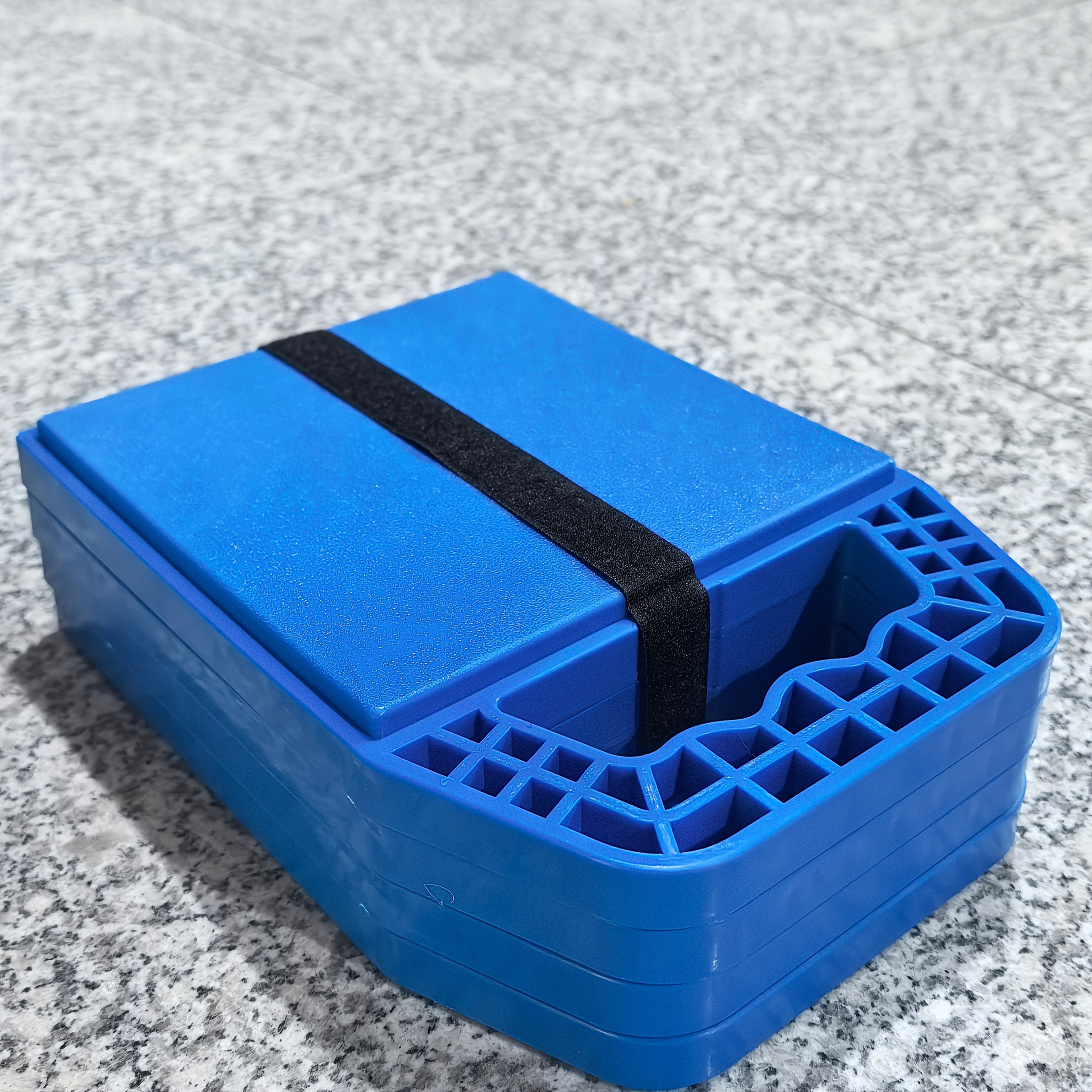 E-shop Ein Set aus vier Nivellierpads für Wohnmobile, entwickelt für den Einsatz mit Wohnwagen und Reiseanhängern, geeignet für Outdoor-Camping,