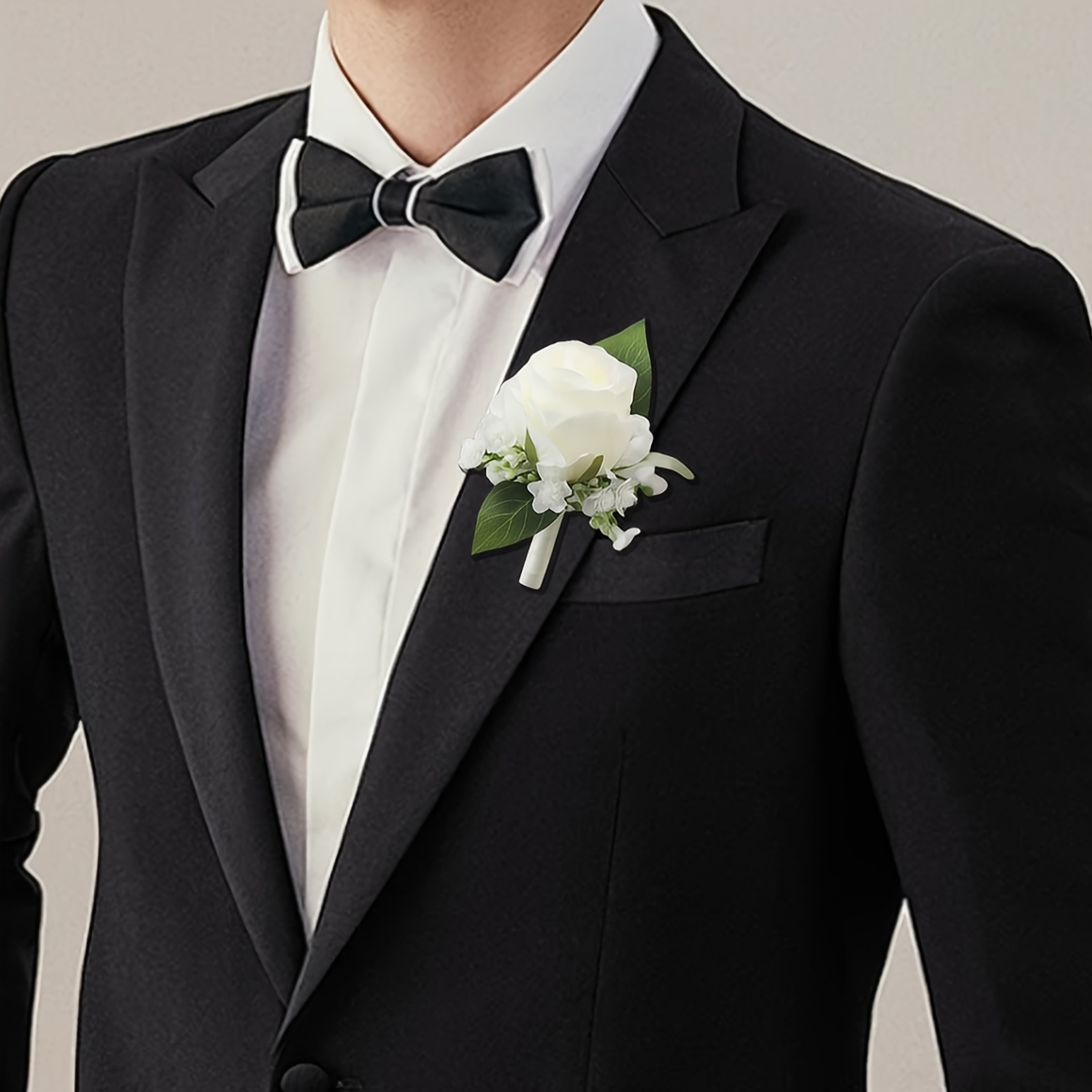 E-shop 2er-Set Elegantes Weißes Rosen-Armblume und Boutonniere-Set, Künstliche Rosen-Gänseblümchen, für Bräutigam, Trauzeugen, Hochzeitsdeko, Armbinde