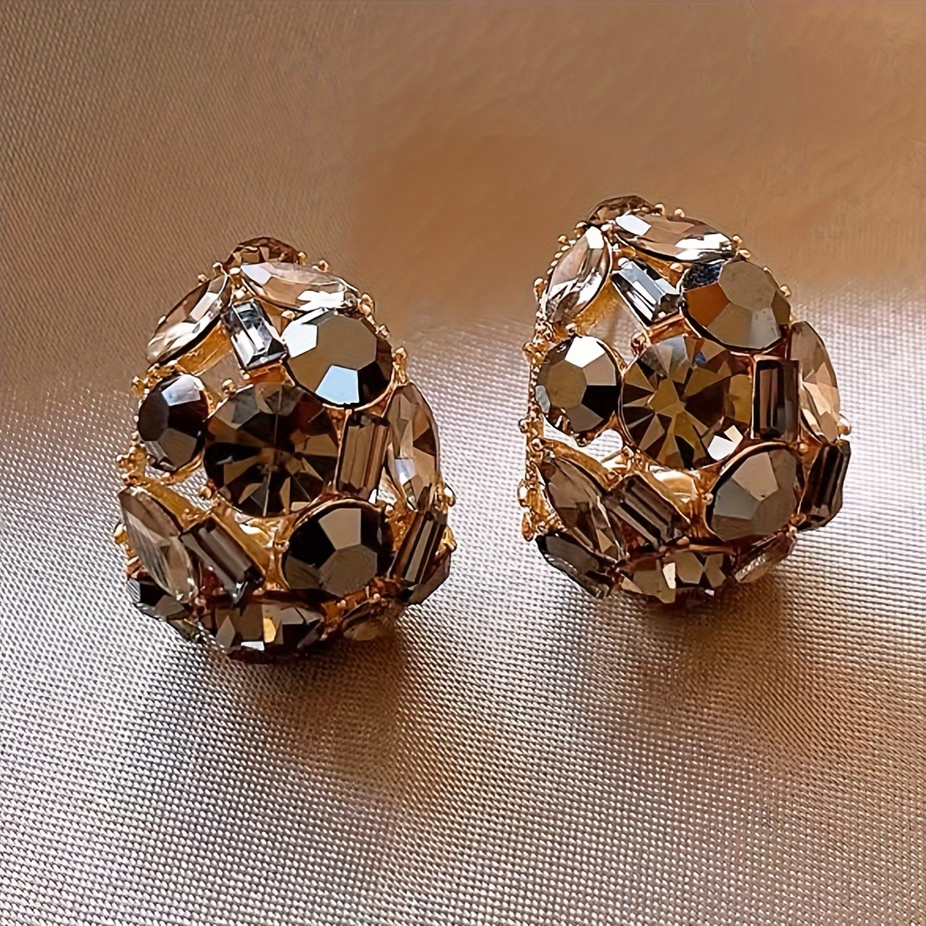 E-shop 1 Paar Elegante Leichte Sense Exquisite Hohle Glas Eingelegte Damenmode Allzweck Ohrstecker