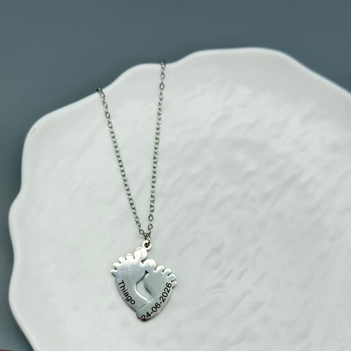 TEMU Colgante de de pie y adorable de diseño personalizado, grabable con en inglés y de los miembros . Un accesorio de joyería meticulosamente como