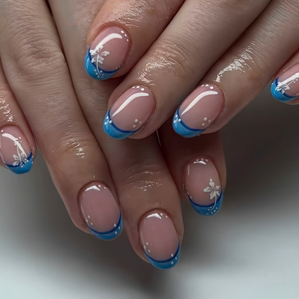 E-shop 24 Stück Kurze Ovale Aufdrück-Nägel mit Zusätzen, Frische und Blaue Blumen- Falsche Nägel, Voll von Frühlings- und Ozean-Vibes. Hauptfarbe: Nude