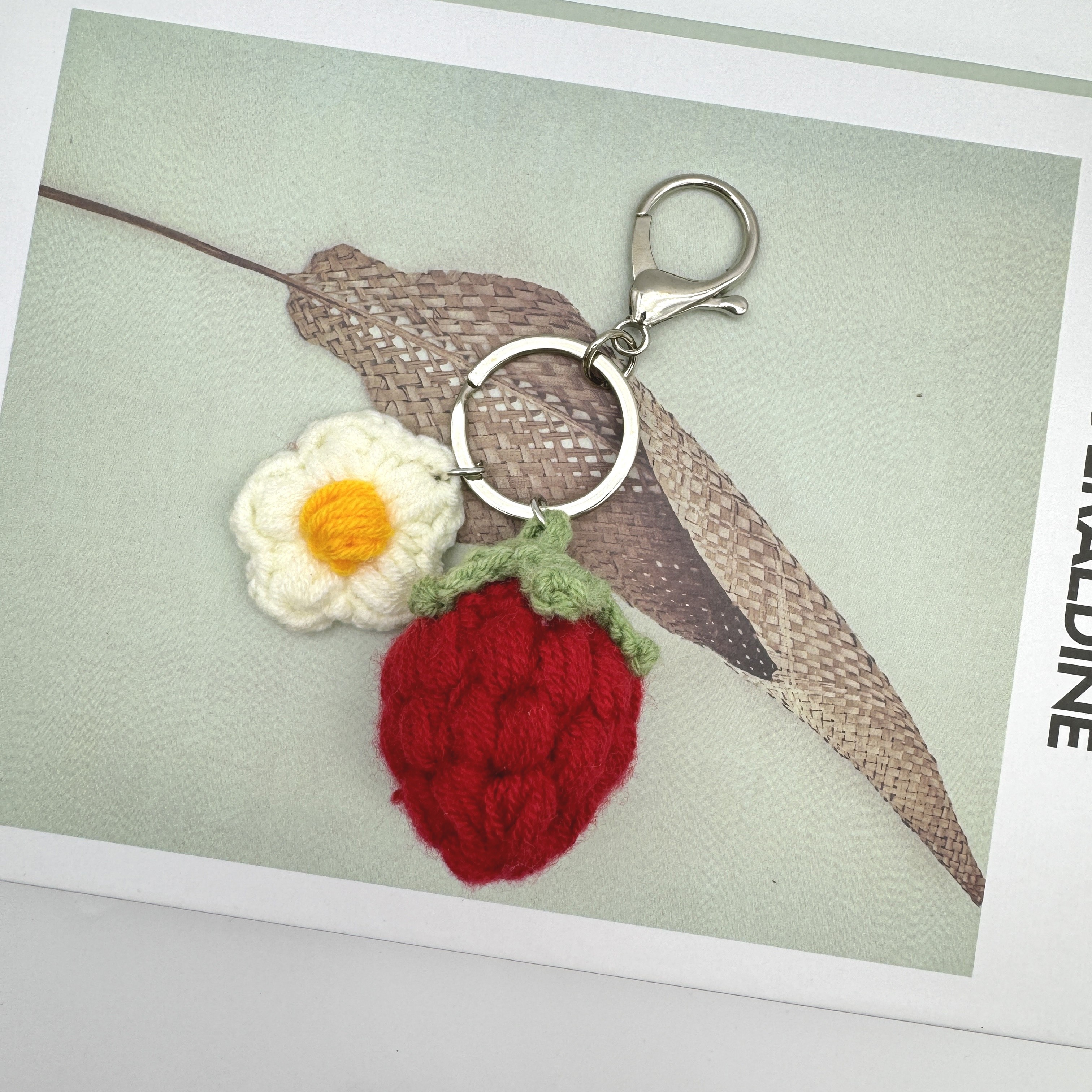 

Handmade Crochet Strawberry And Daisy Keychain - Yarn Crafted Cartoon Plant Key Ring With Lobster Clasp - Floral Ladies Accessory For Bags And Cars - Decorative Single Piece For Thanksgiving Day