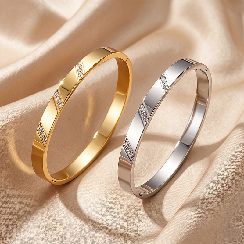 2pcs Women's Bracelet Set with Four-Flower Pattern Design