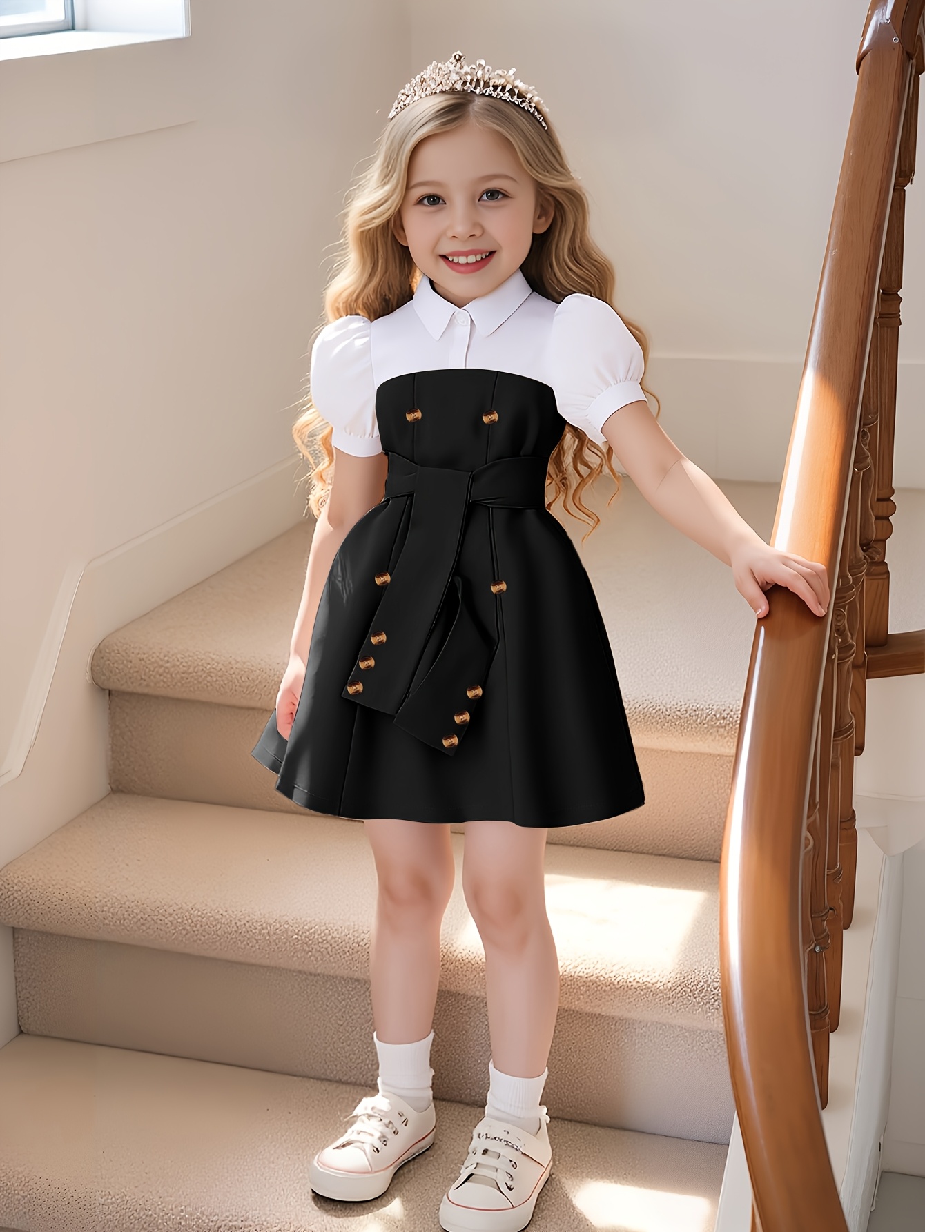 Elegante vestido para niñas en blanco y negro con bloques de color, que presenta mangas abullonadas y un frente abotonado, cintura ceñida y falda acampanada, adecuado para fiestas, bodas y salidas casuales a la playa. Diseño de cuello clásico con tela sin elasticidad. - Imagen 2