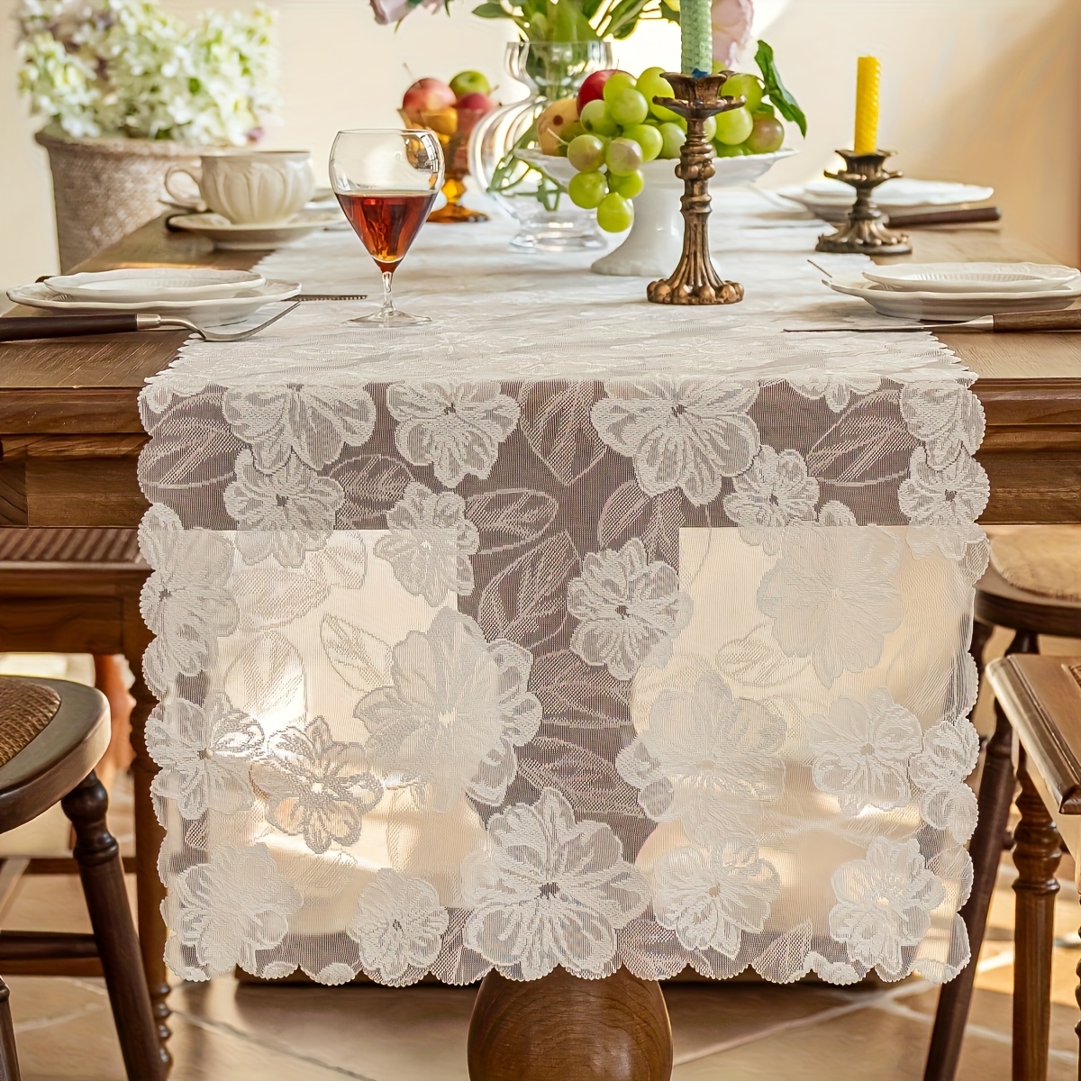 Nappe blanche en dentelle florale de 50 x 64 po. - France