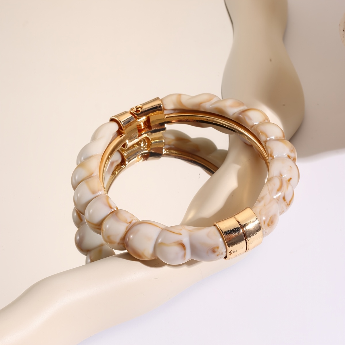 Twisted Bangle Bracelet with Elegant Light Luxury Design