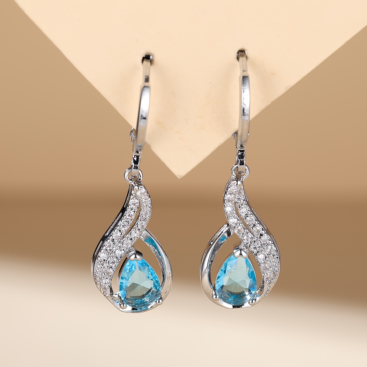 

A Pair Of Exquisite Waterdrop-shaped Synthetic Zirconia, And Stylish, For Ladies To Wear At Weddings And Banquets.