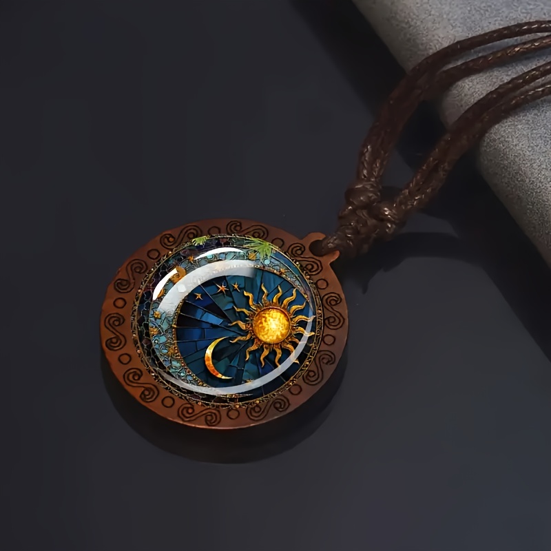 

Collier en verre et bois élégant et romantique présentant un design époustouflant de soleil et de lune - Parfait pour les cadeaux d'anniversaire, d'anniversaire ou de la Saint-Valentin