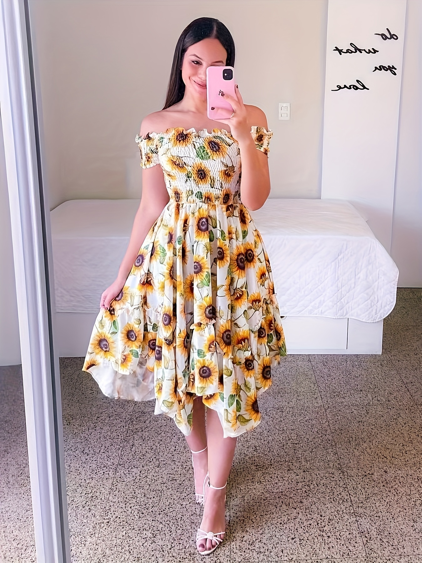 vestido elegante mujer hombros descubiertos estampado floral