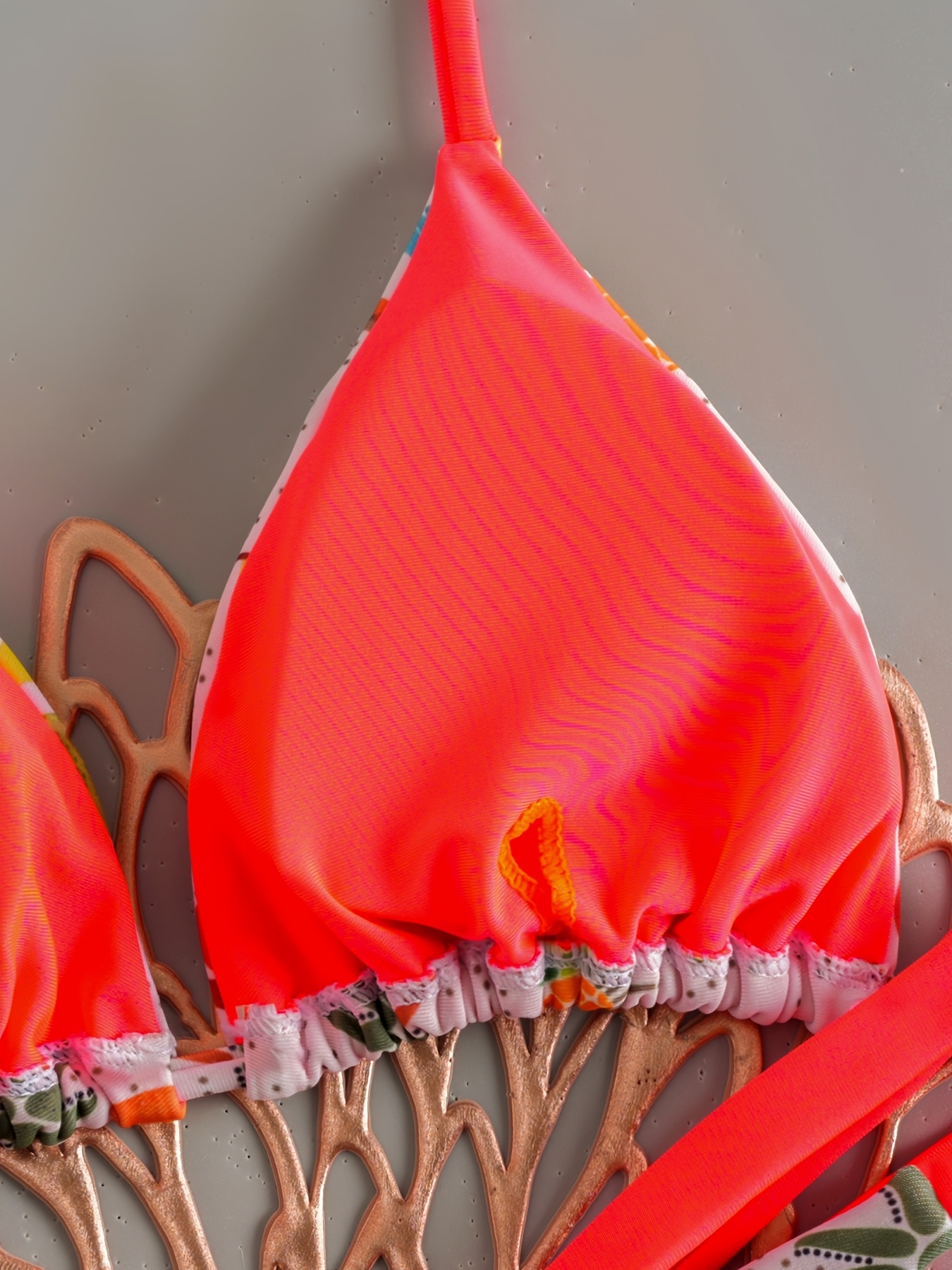 Bikini Halter con Elementos Tropicales para Base: Vibes de Vacaciones en la Isla