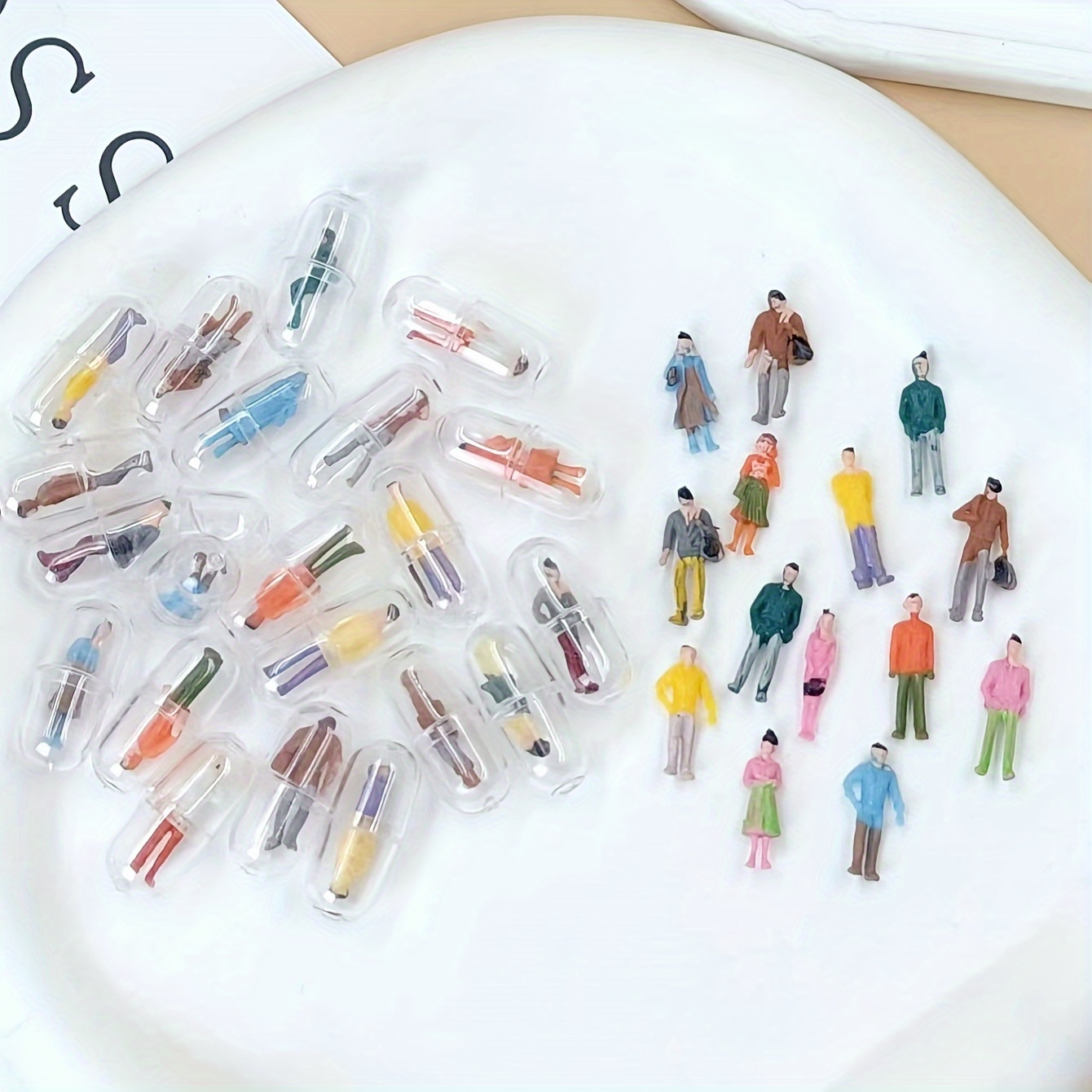 

20 pièces de capsules de résine DIY avec des figurines miniatures colorées - Parfait pour la fabrication de bijoux et les artisanats