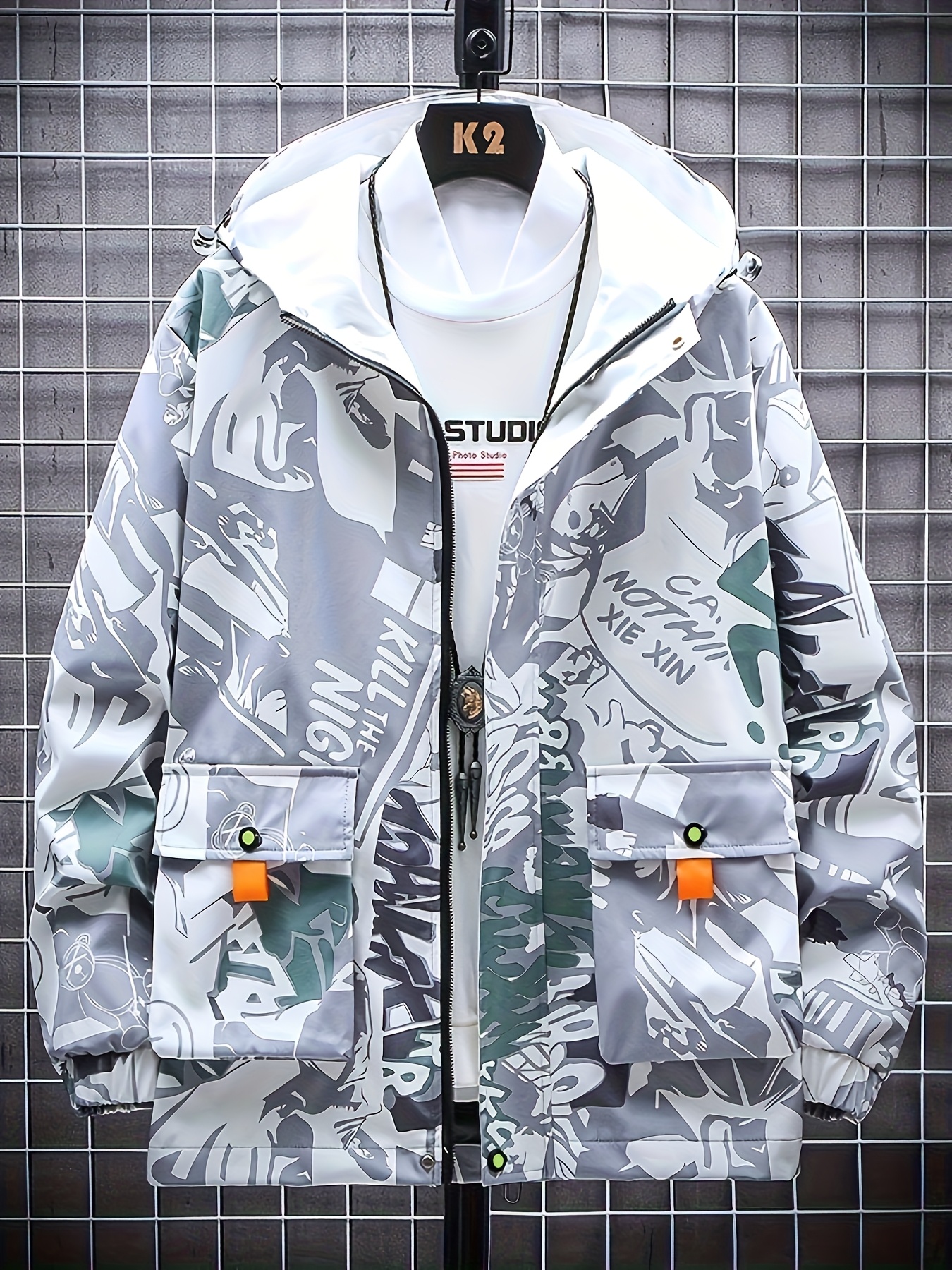 Chamarra popular y elegante para hombres con capucha y de longitud media con graffiti de moda de primavera y otoño. Chamarra versátil popular para hombres y mujeres con el mismo estilo.