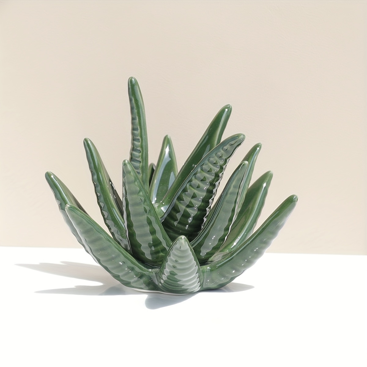 E-shop grüner Aloe Vera Schmuckständer aus Keramik für Ringe, Ohrringe und Halsketten, zusammen mit einer Aufbewahrungsschale. Dieser kreative