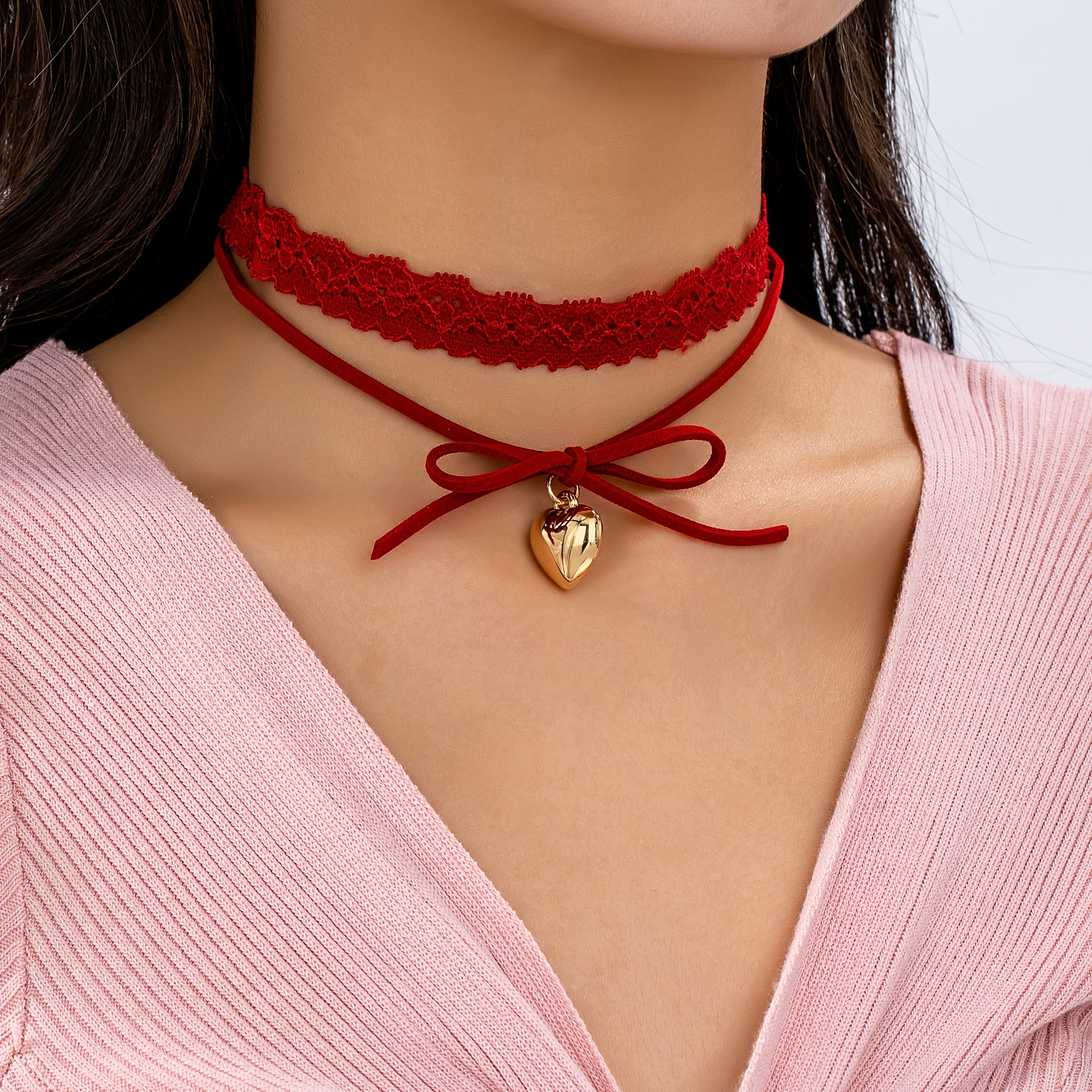 E-shop Elegante, , romantische Damen-Mode-Halskette mit Spitzenstrang Wildleder-Schleifen-Imitat mit hängendem Herz-Anhänger. Die rote Halskette eignet