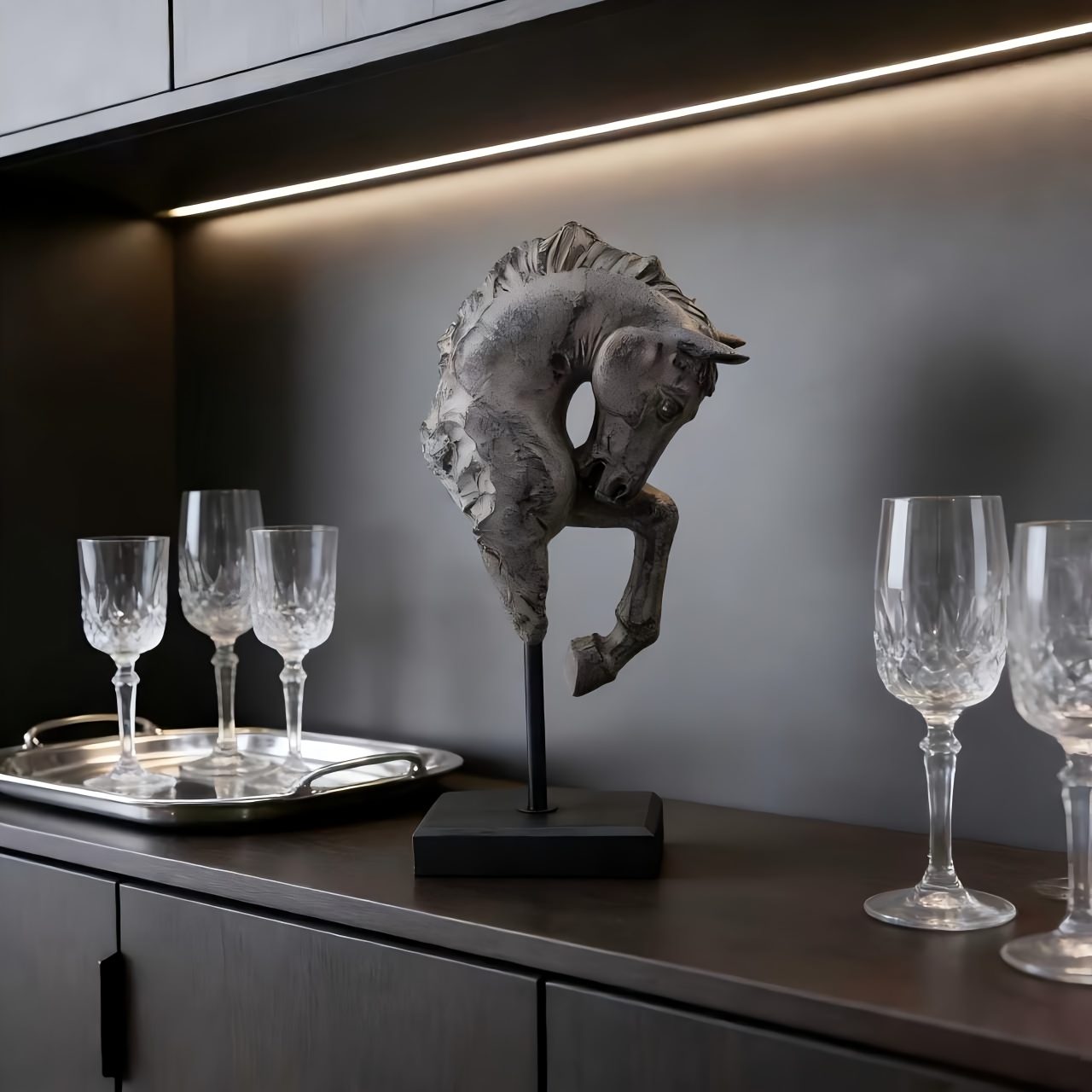 An American-Style Vintage General'S Leg-Lifting Horse Head Statue, Featuring a Sturdy Display Stand, Suitable for Indoor And Outdoor Decoration, Equine Wall Art for Home, Office