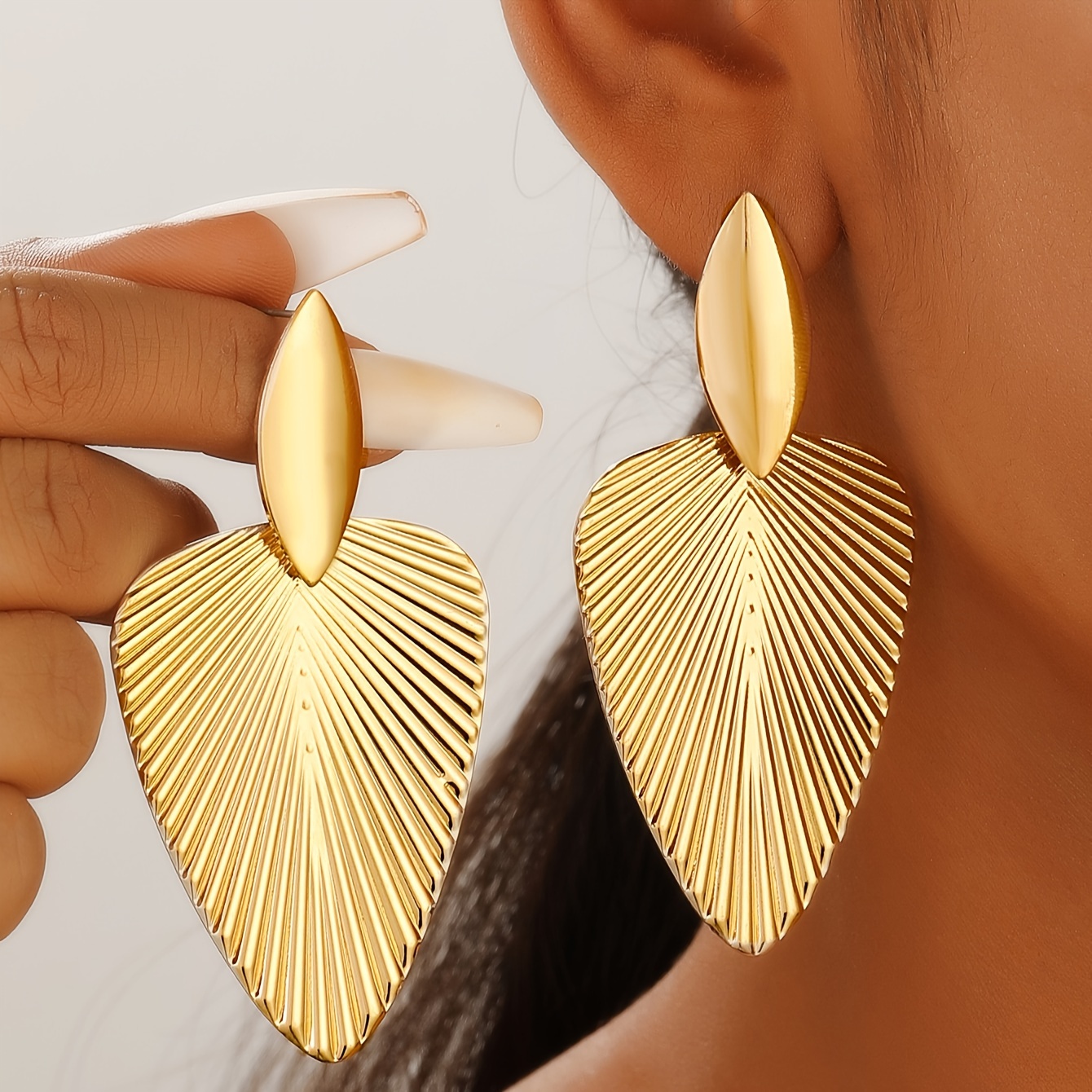 

Fashion Leaf Design Statement Earrings, Textured Fan-shaped Studs, Versatile & Bold, Retro Style, For Women's Daily Wear - Golden & Silvery Options