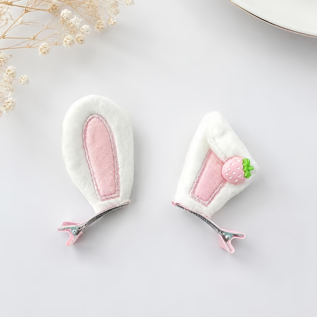 TEMU Lot de 2 pinces à cheveux en peluche à oreilles de lapin, pinces à cheveux mignonnes décorées de fraises, pinces douces et duveteuses à oreilles