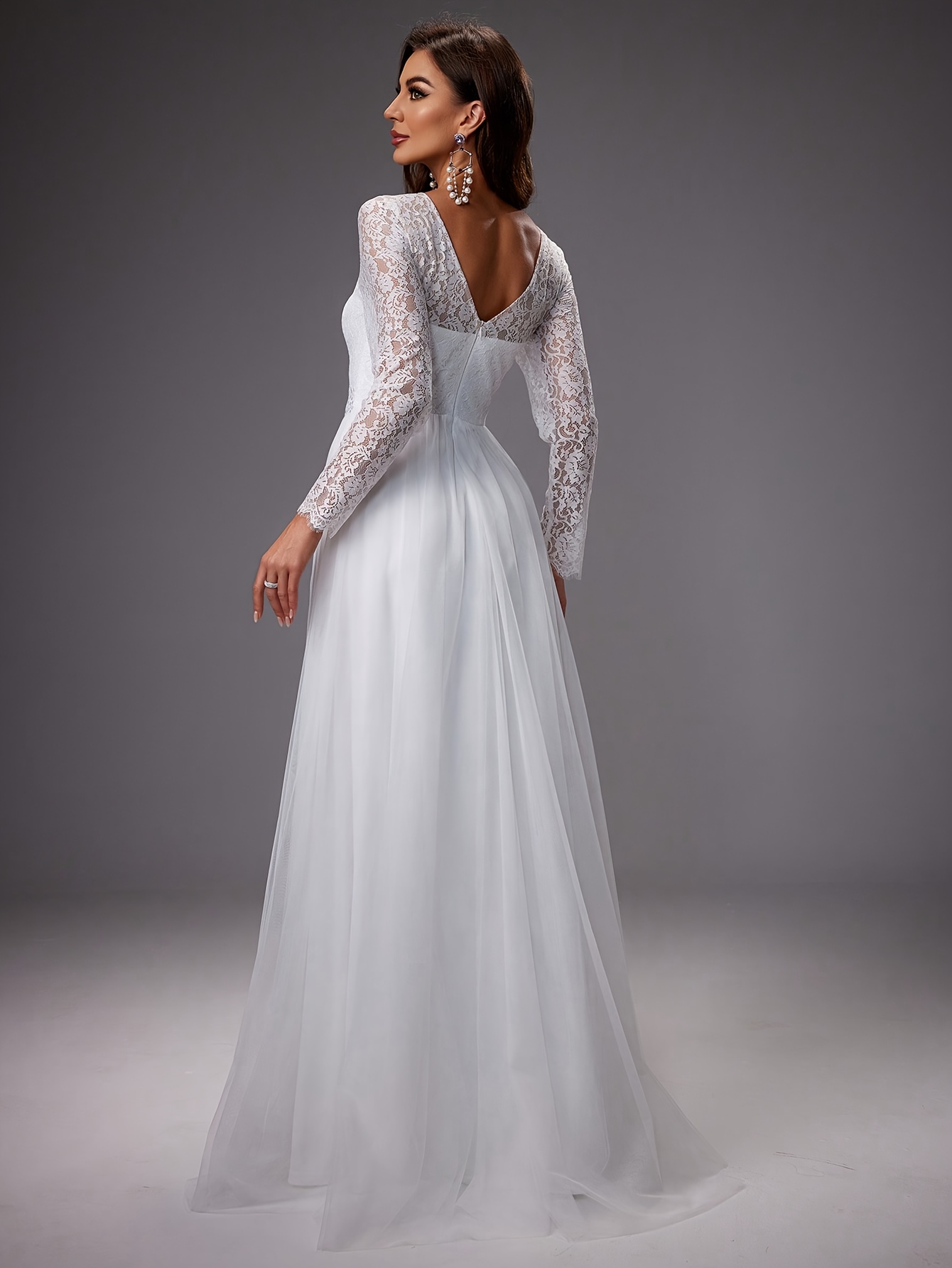 langärmliges brautkleid mit rundhalsausschnitt, spitze, gespleißtem netzstoff, besticktem blumenmuster, taillierter taille eleganter a-linien-schleppe, einfarbig, lang