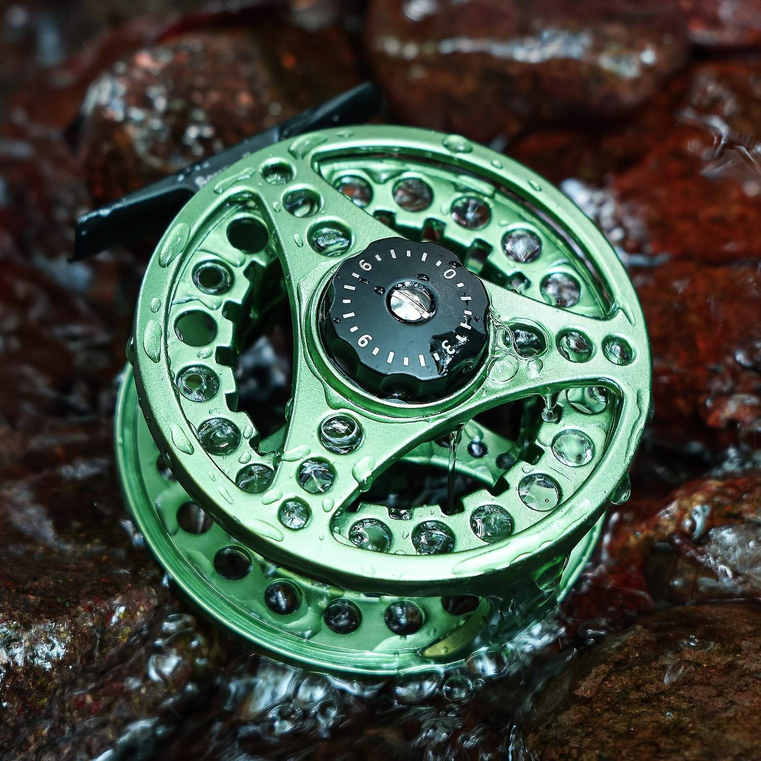 fly fishing reel, made from die-cast aluminum, suitable for 5/6 and 7/8  weight lines, features a large spool design, a smooth drag system, and is  lightweight and durable for saltwater use |