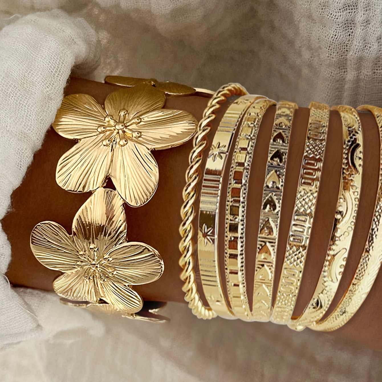 E-shop 8-teiliges elegantes modisches Casual-Set mit Blumen-, Stern- Herz-Armbändern für Damen, ideal für Urlaub, Partys, Dates, Hochzeiten den