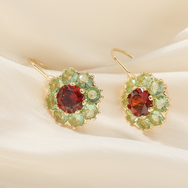 E-shop Luxuriöse Retro Damen Ohrringe in Blumenform aus Kupfer, kombiniert mit roten und grünen synthetischen Zirkonia, sind exquisite und elegante