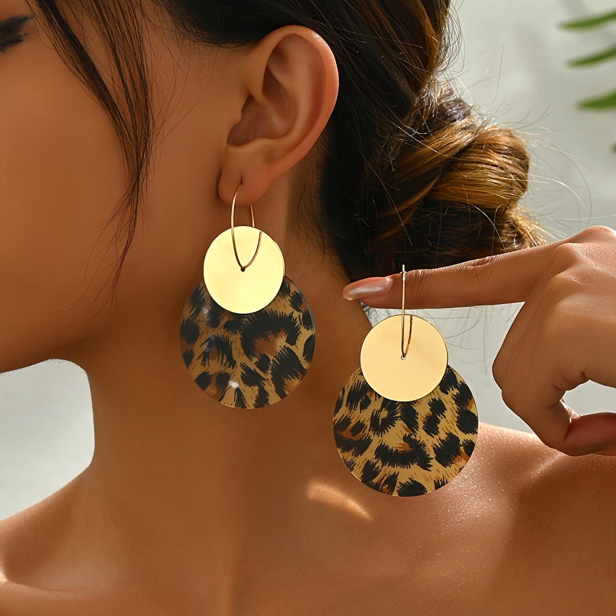 Image of A Pair Of Fashionable Creative Geometric Metal Round Pieces With Leopard Print Acrylic Round Piece Earrings