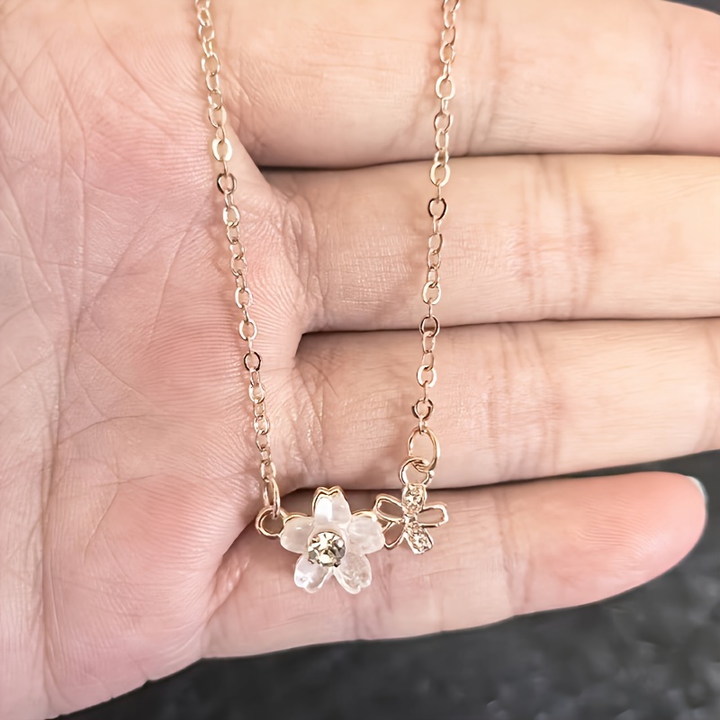 Estilo lujoso y elegante, collar con colgante de flor de cerezo en oro rosa/plata, engastado con brillantes piedras preciosas, accesorio exquisito para mujeres, adecuado para fiestas y uso diario, un regalo perfecto, joyería nueva y moderna