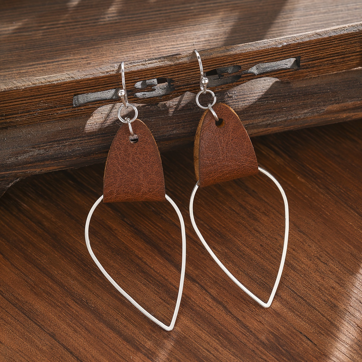 E-shop Retro Kreativ Minimalistisch Shui Tränenform Leder Anhänger Ohrringe Einzelne Damen Ohr Schmuck Party Geschenk