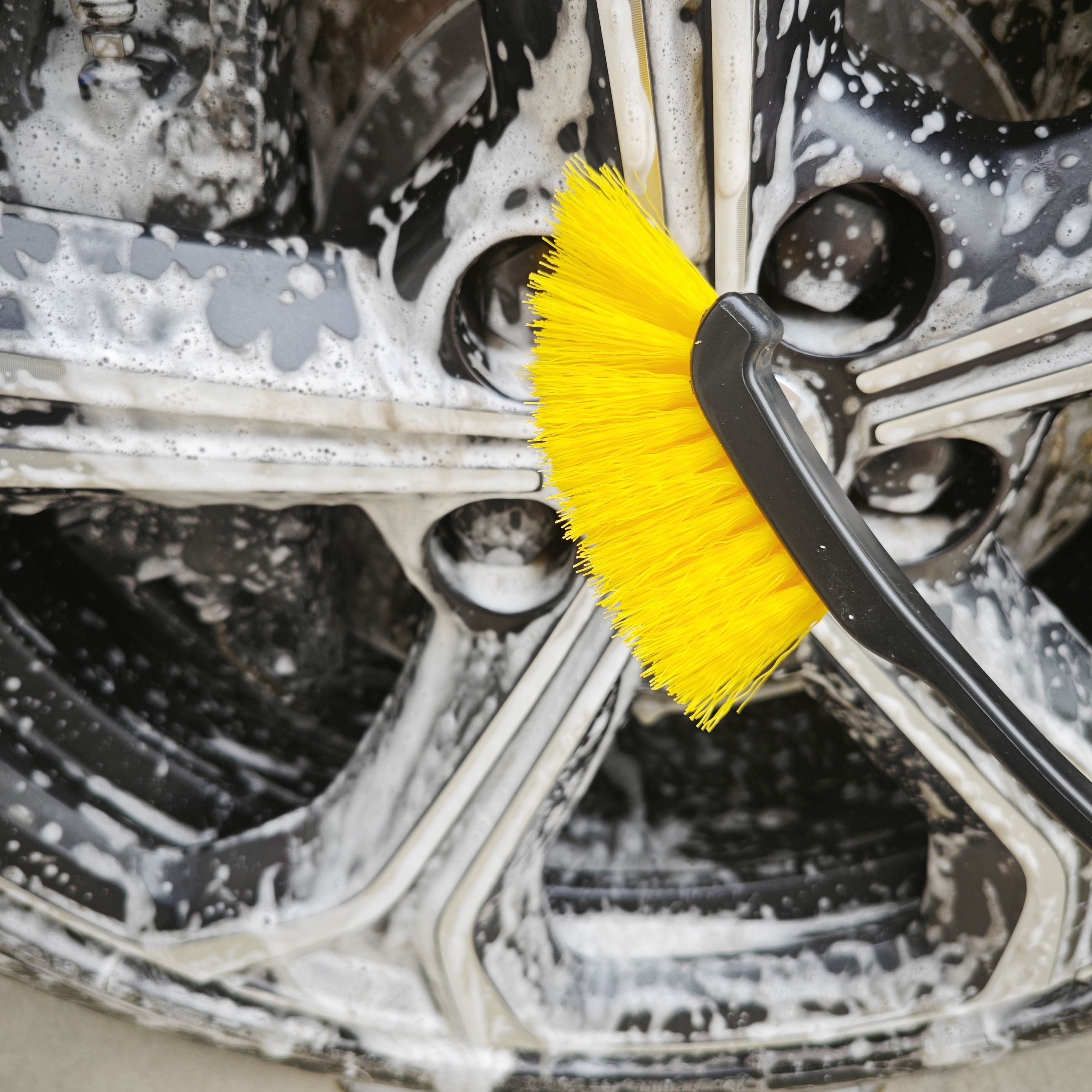 

Brosse de Nettoyage de Voiture à Long Manche - Parfaite pour l'Élimination de la Poussière des Pneus et des Moyeux de Roue