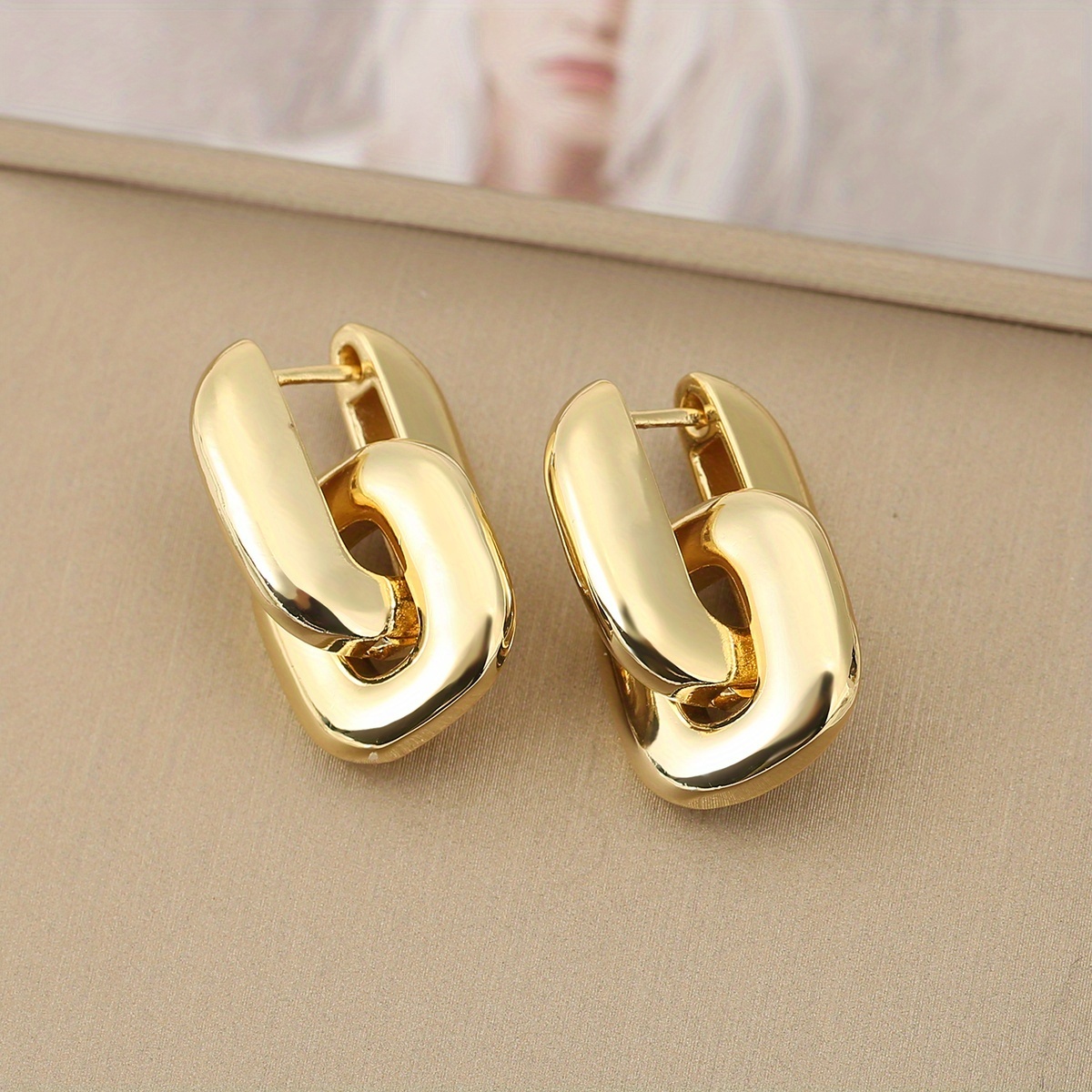 1 Pair, European And - Copper - Metal Texture Exquisite Unisex Hoop Earrings. Suitable For Holiday Parties, Dances, Weddings, Engagements, And Daily Wear