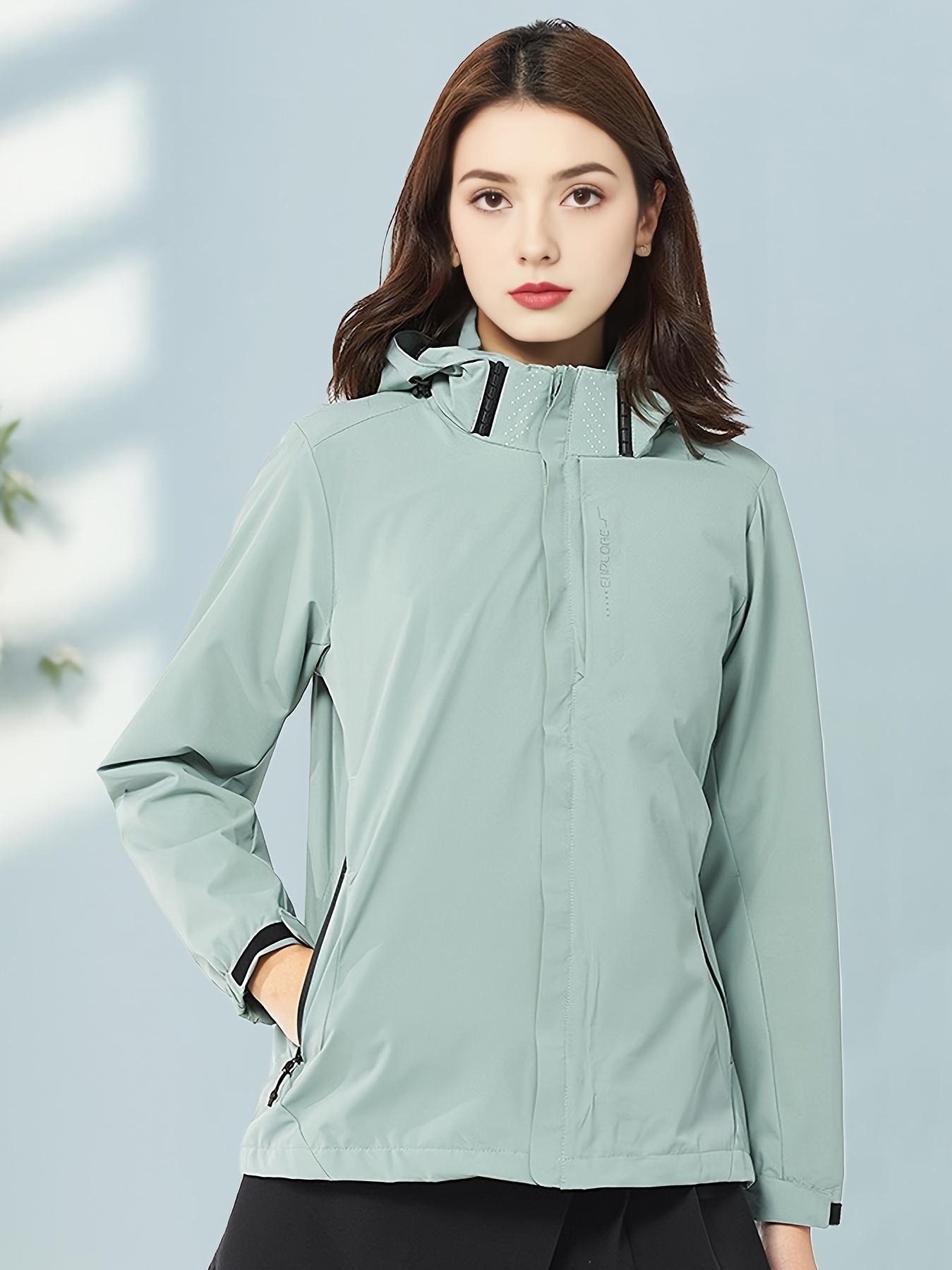 Chaqueta para mujer resistente al viento con capucha desmontable y bolsillos con cremalleras, ideal para senderismo y pesca en todas las estaciones, puños ajustables, color rosa vibrante con detalles en negro, equipo de senderismo