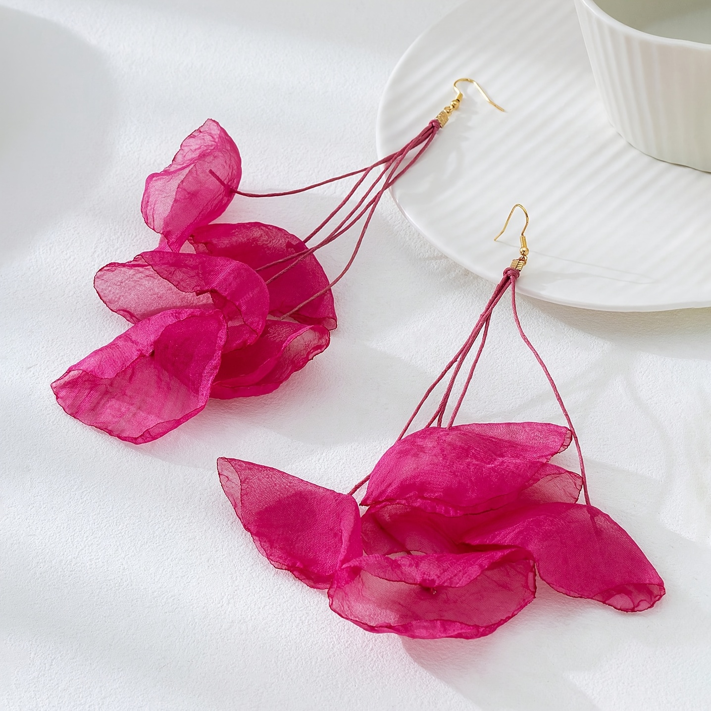 E-shop Ein Paar modische Damen-Ohrringe mit langen, unregelmäßigen, rosenroten Stoff-Anhängern in Blütenform sanftem, elegantem, anmutigem Temperament.