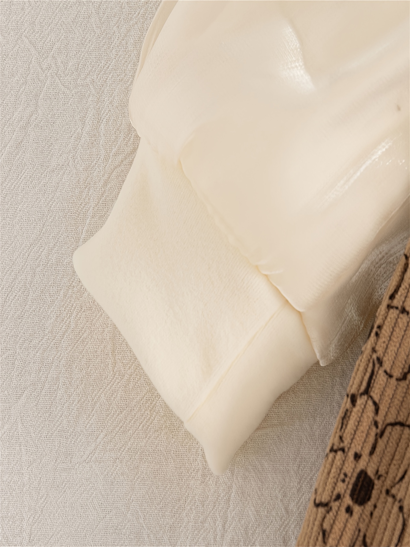 Robe longue à manches longues pour filles avec imprimé floral, ourlet à volants et détail nœud - Design bicolore marron et blanc, tissu doux non extensible, idéale pour les fêtes d'anniversaire d'automne et les sorties décontractées, robes pour filles, vêtements d'automne pour bébés, style de bébé joueur, vêtements confortables pour bébés, pour l'extérieur