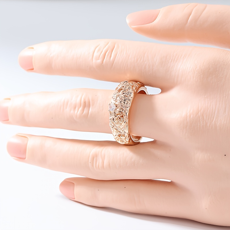 Women's Bohemian Floral Leaf Pattern Ring with Synthetic Zirconia