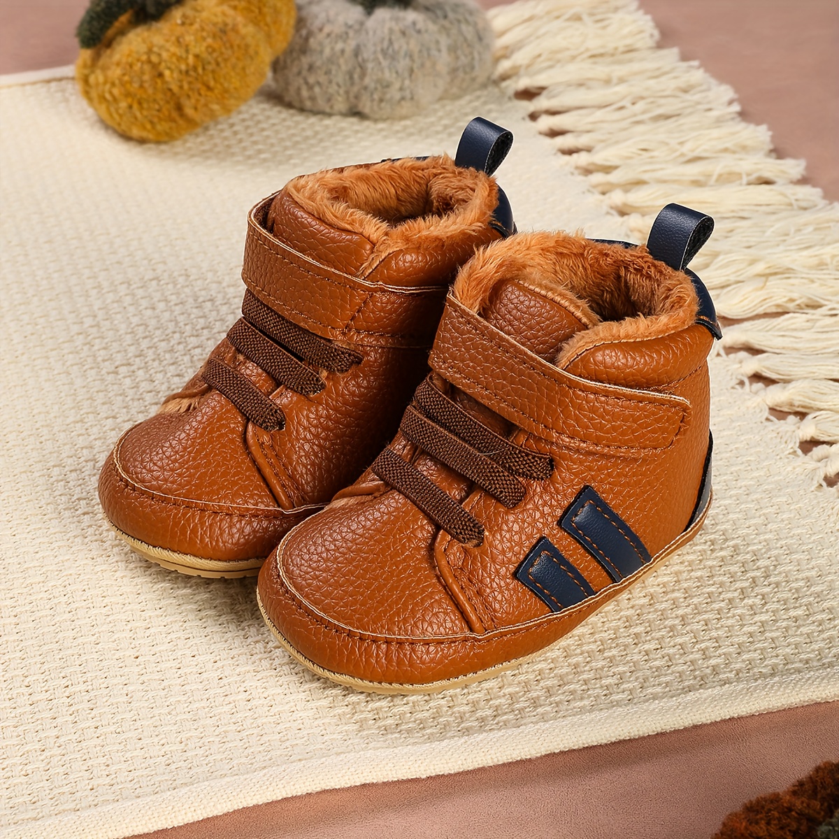 Een paar nieuwe, warme, fleece sportschoenen