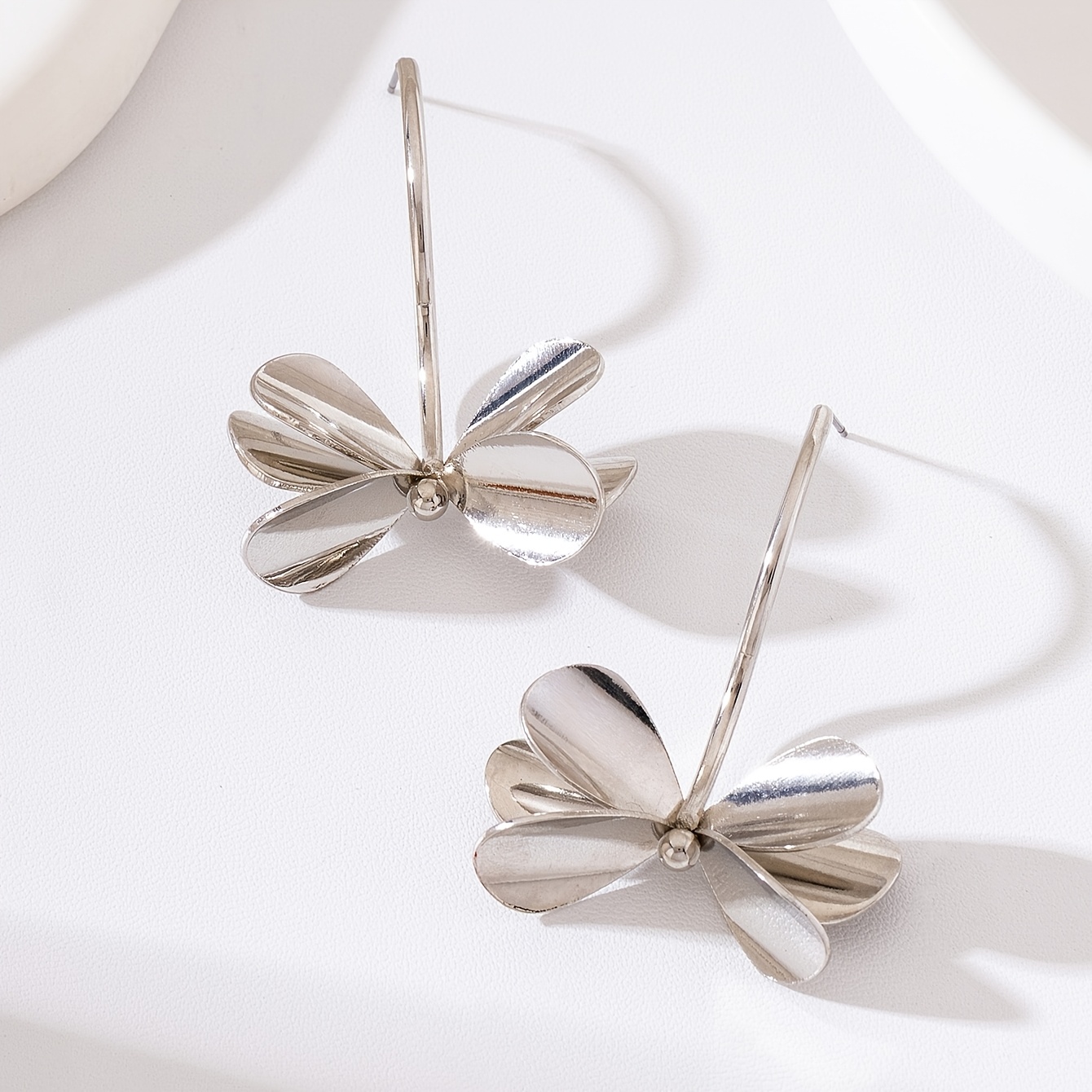 Women's Vintage Elegant Metal Line Floral Earrings