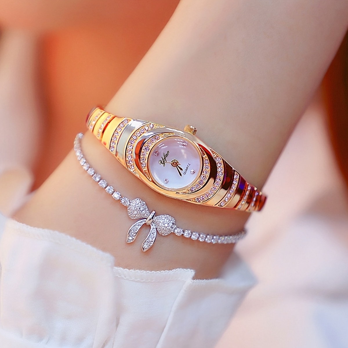 A New Women'S Watch with A Simple Design, Featuring A Round Dial with Rhinestones And A Golden Quartz Watch, Suitable for Daily Decoration, an Ideal Choice for A Birthday Gift.