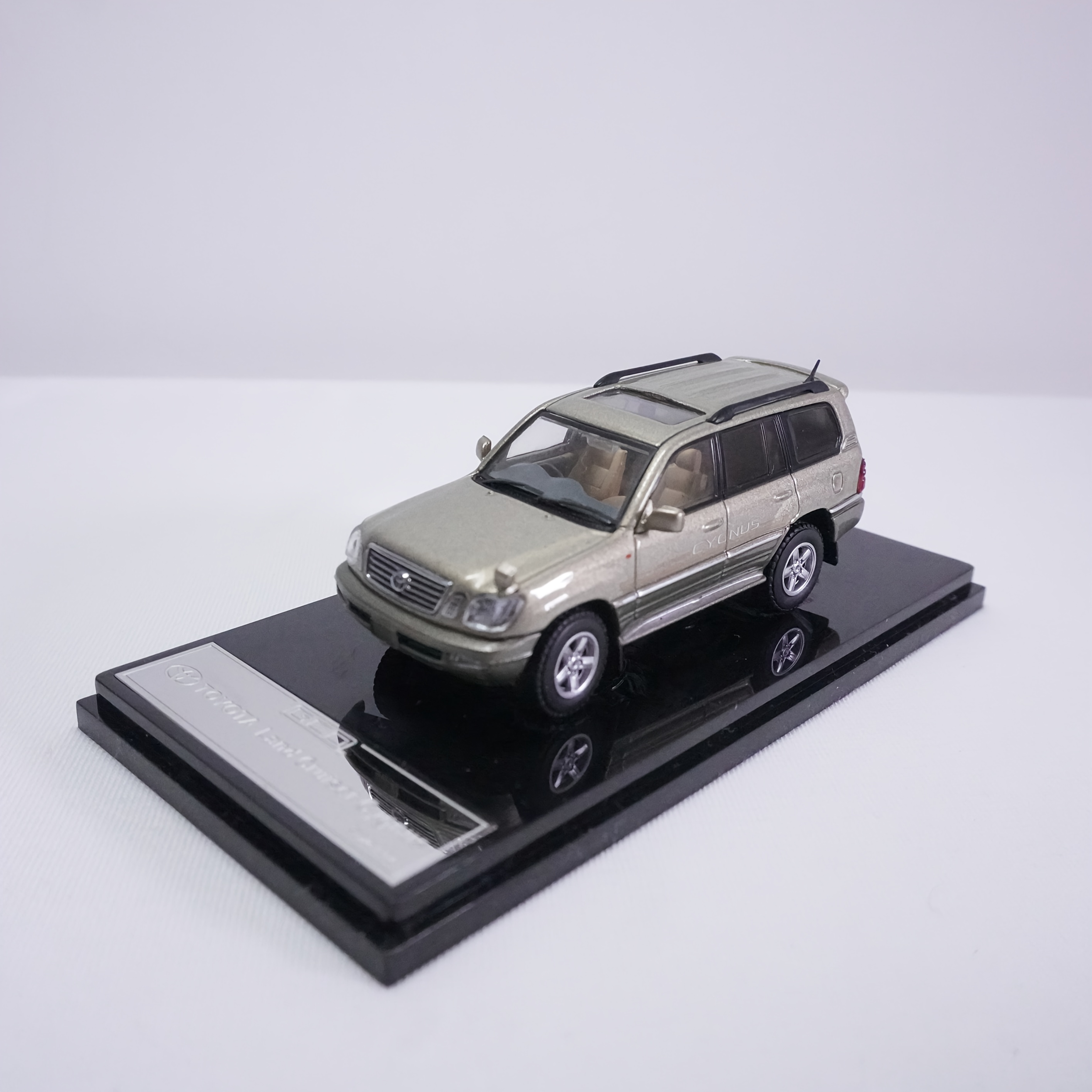 1:64 for TOYOTA Land Cruiser Cygnus Alloy Vehicle Model - Champagne Golden, Khaki Green, for Off-Road Vehicle Enthusiasts, Includes Display Case, Static Display, Detailed Reproduction, Suitable for Ages 14 and Up