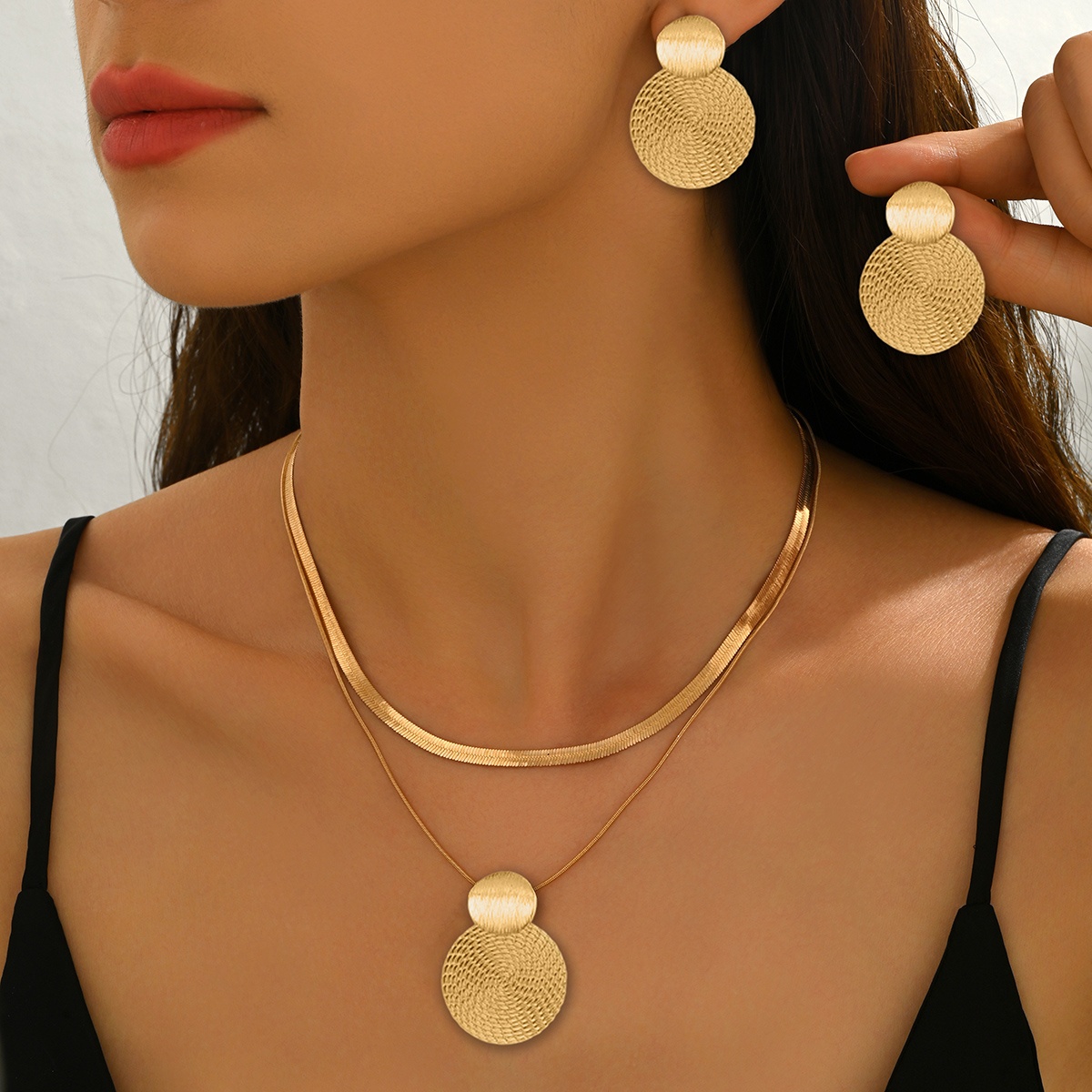 E-shop 2-teiliges Set: Neues Damen-Schmuckset im eleganten nahöstlichen Stil mit Halskette + Ohrsteckern, modischer goldener geometrischer