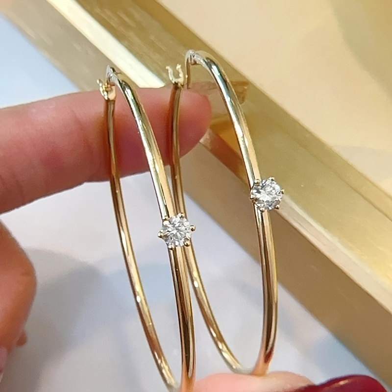Image of Fashionable And Easy Golden Earrings Made Of Synthetic Zirconia, Used For Women's High-end Party Jewelry