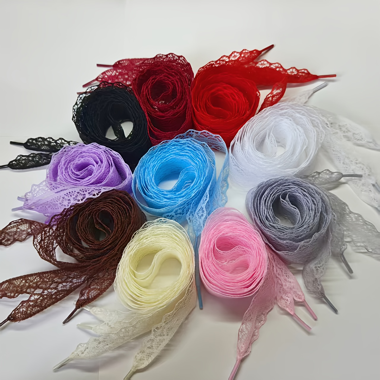 E-shop 10 Paar elegante Blumen-Spitzen-Schnürsenkel - Leichtes Hohlmuster im Feen-Stil mit niedlichen Blumenmustern, geeignet für Sneaker,