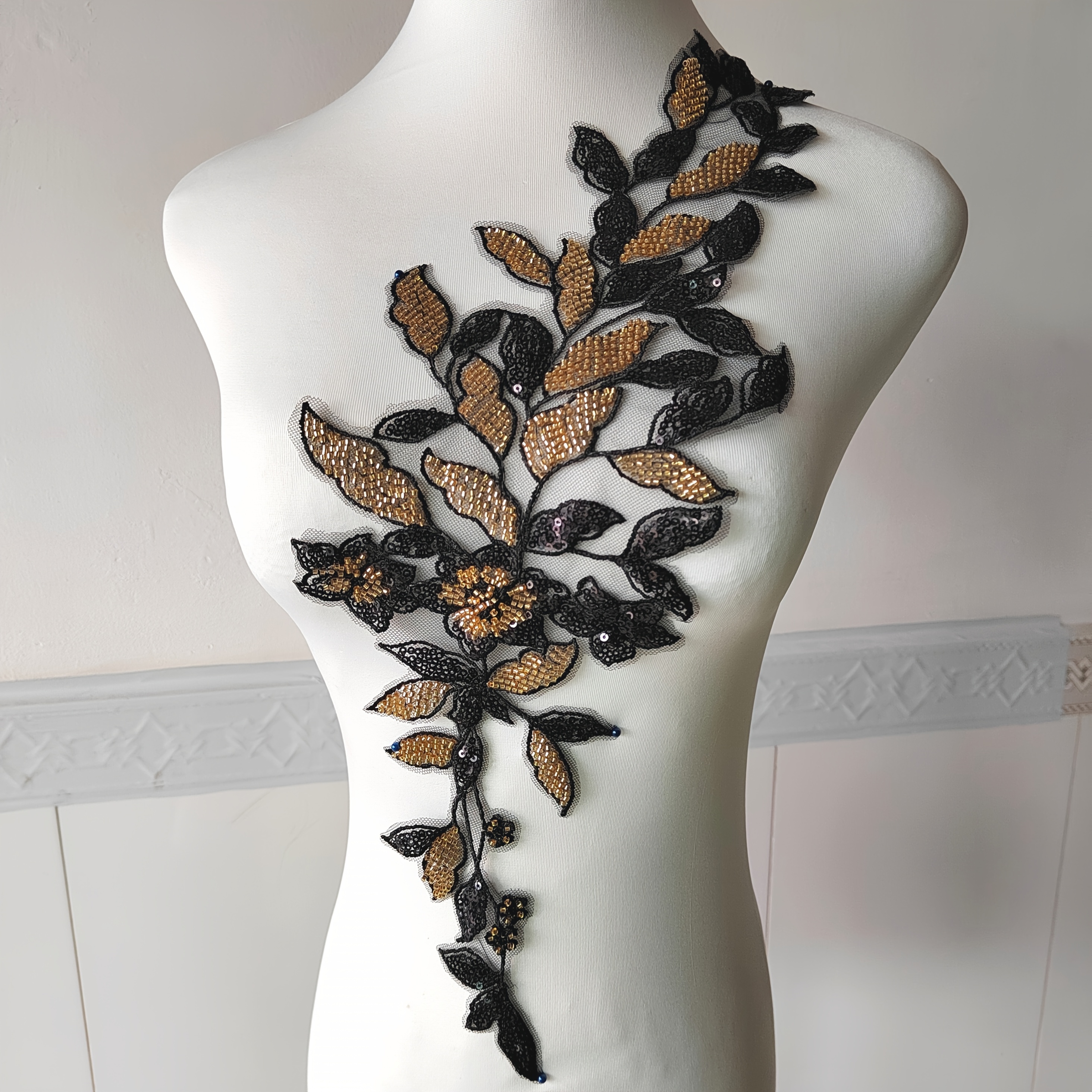 E-shop Eine schwarz-goldene Paillettenblume