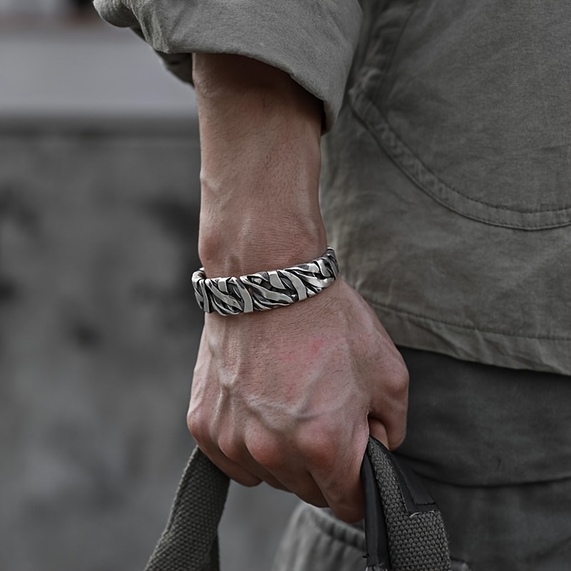 

1pc Fashionable Men's Woven Alloy Bracelet With Unique Retro Niched Opening Clasp