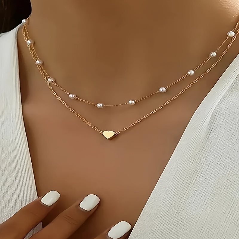 Collar Elegante de Imitación de Perlas en Capas con Colgante Corazón Dorado - Diseño Multicadena para Mujer, Accesorio Versátil Todo el Año, Joyería Decorativa y Sofisticada para Uso Diario o Fiestas