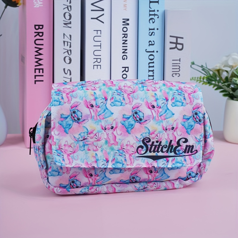 Borsa E Astuccio Per Le Matite Di Scuola Girly Rosa Su Uno Scrittorio Un Aula Vuota Primo Giorno Del Banco 112484242