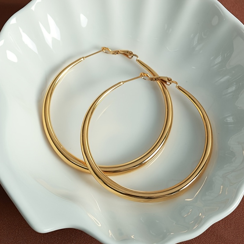 

A Pair Of Elegant And Stylish Round Earrings, And Fashionable Large Hoop Earrings For Women.