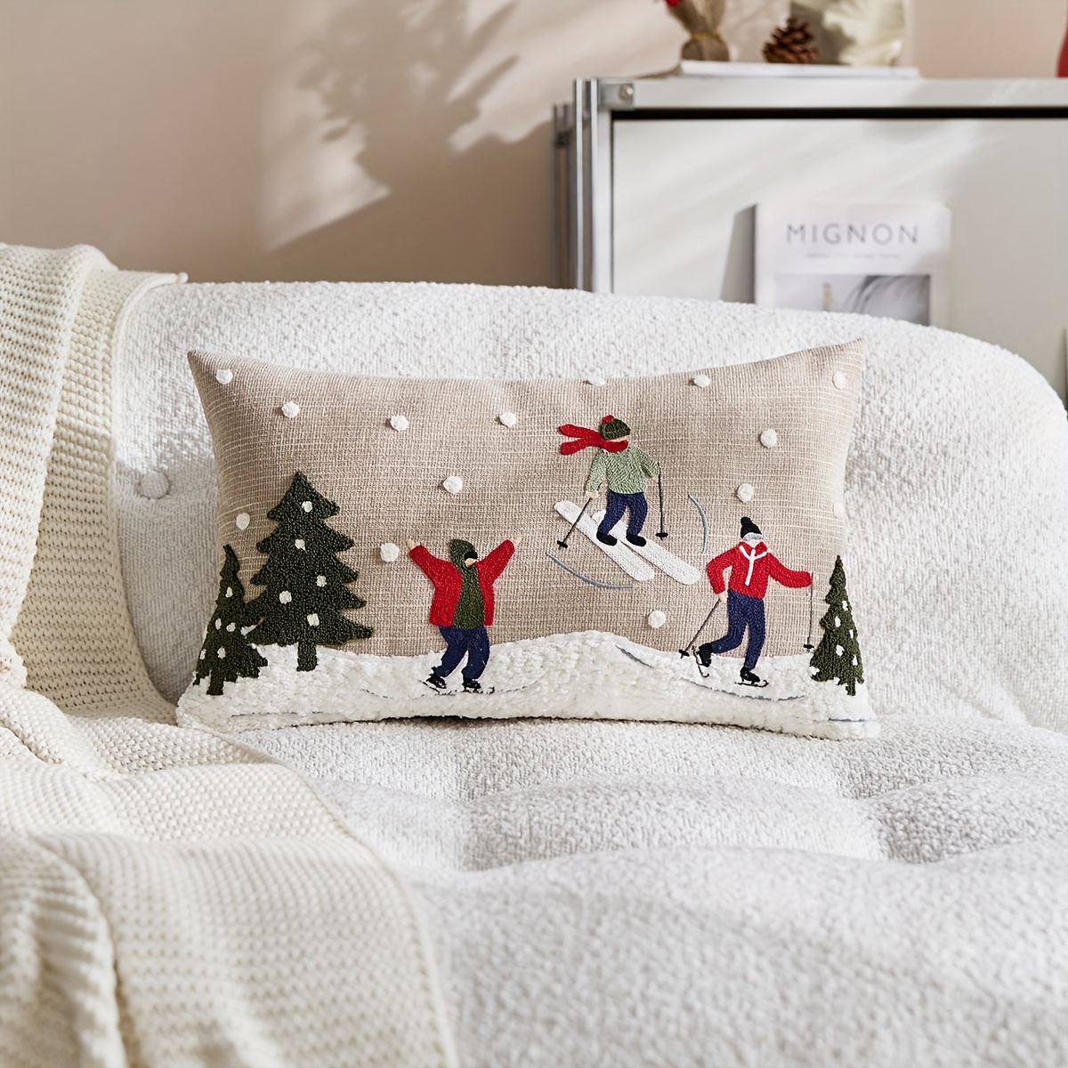 TEMU 1 de cojín navideño de chenilla con árboles de Navidad patinadores bordados en un , para decorar tu sofá, o dormitorio. No el relleno del cojín.