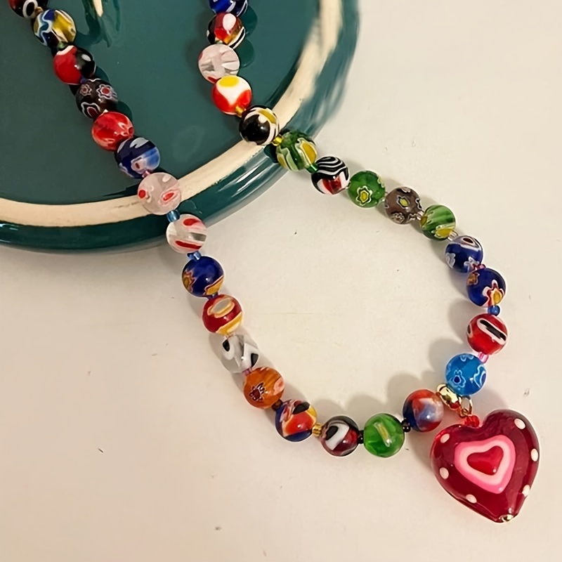 

Collier Élégant & Mignon en Perles de Verre avec Pendentif Cœur Rouge - pour & les Festives, de Couleurs Aléatoire