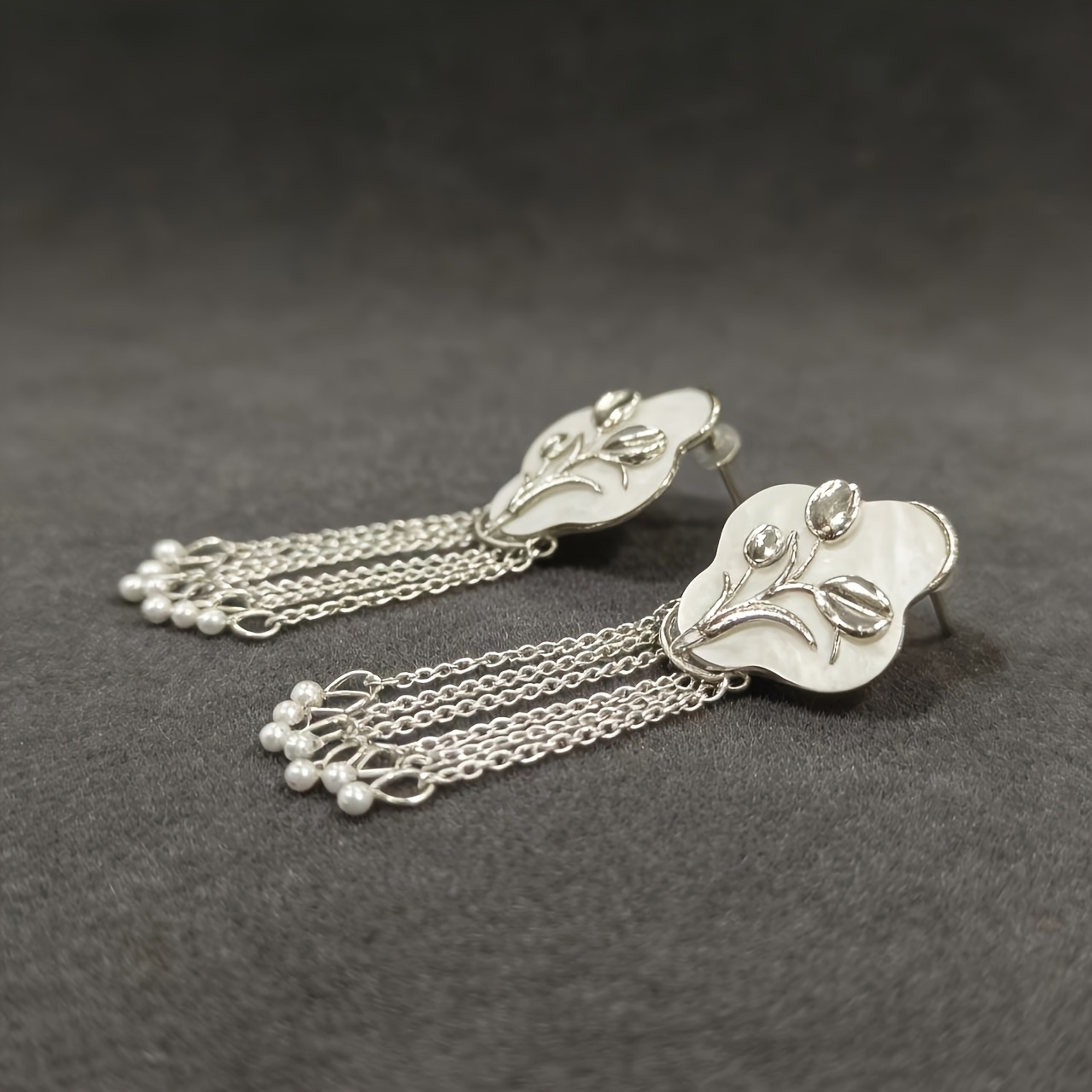 Women's Retro Tulip Tassel Stud Earrings, Cold Style